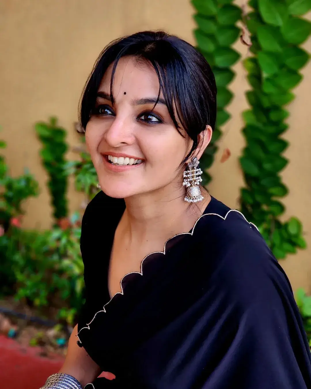 indian actress manju warrier stills in black color saree blouse